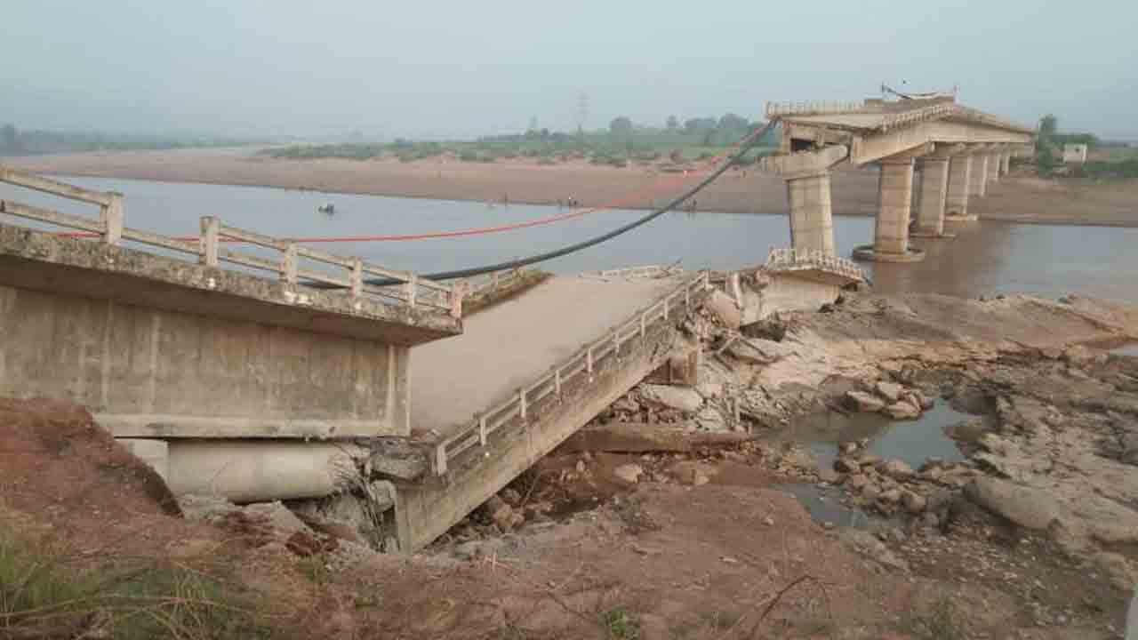 తప్పిన ప్రమాదం.. కాగజ్‌నగర్‌లో కూలిన పెద్దవాగు బ్రిడ్జి