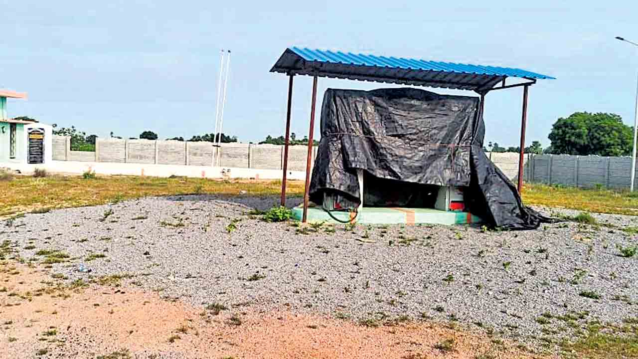 సొసైటీ బంకులకు మోదీ ఉరి!