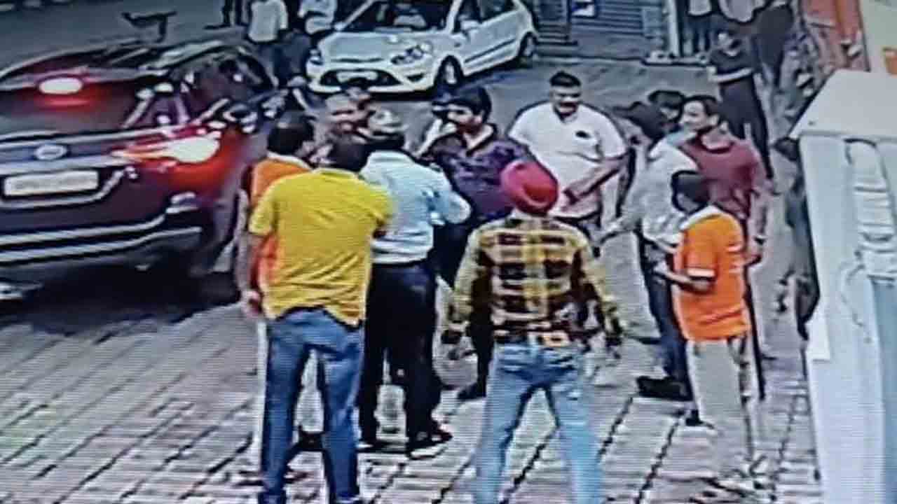 కారులో ఇంధనం పోసుకొని.. బంక్‌ ఓనర్‌ కిడ్నాప్‌కు యత్నం..! వైరల్‌ వీడియో