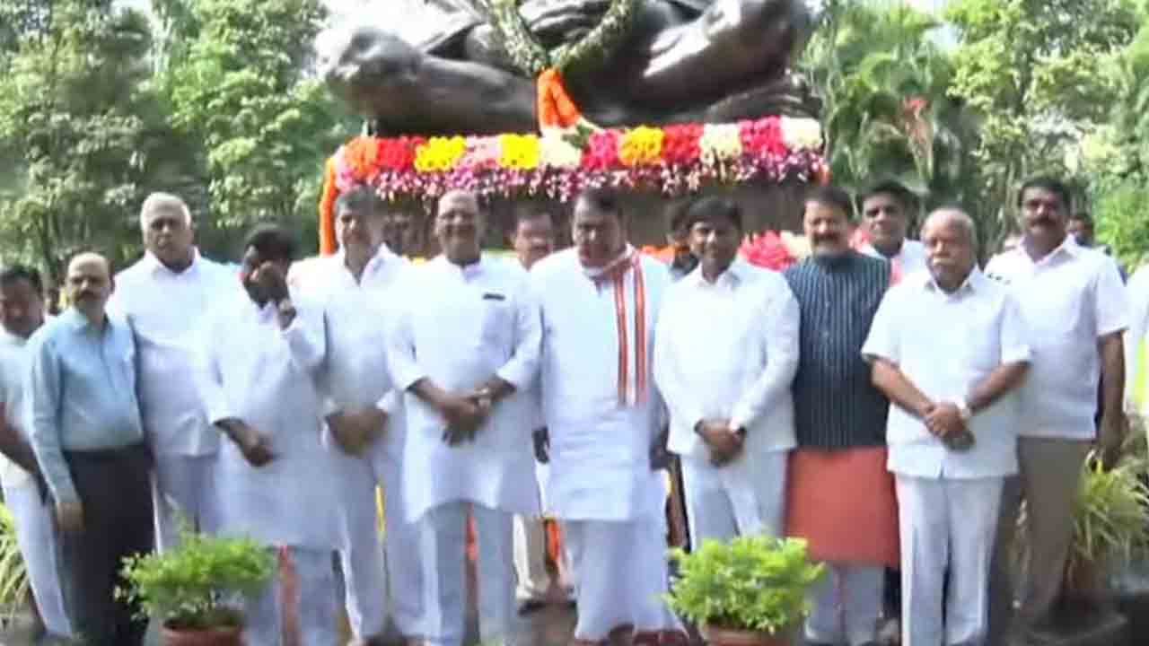 అసెంబ్లీ ప్రాంగణంలో గాంధీ విగ్రహానికి స్పీకర్‌, మండలి చైర్మన్‌ నివాళి