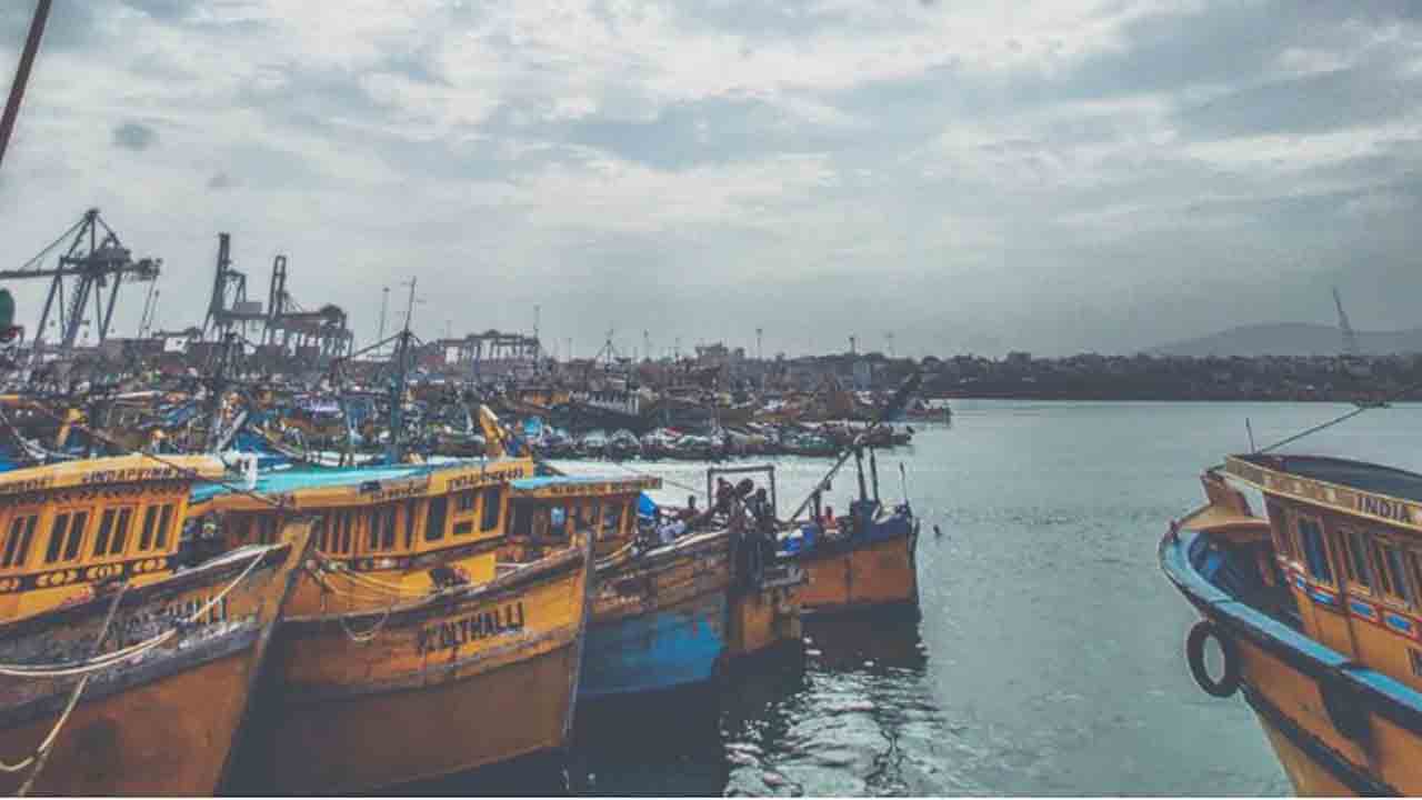 పోర్టులపై కేంద్రం పడగ