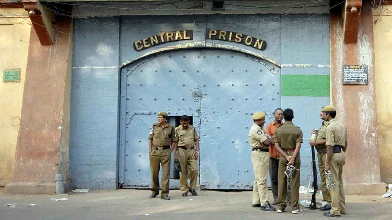 జైల్లో వేర్వేరు బ్లాక్‌ల్లో ‘క్యాషా’య దొంగలు