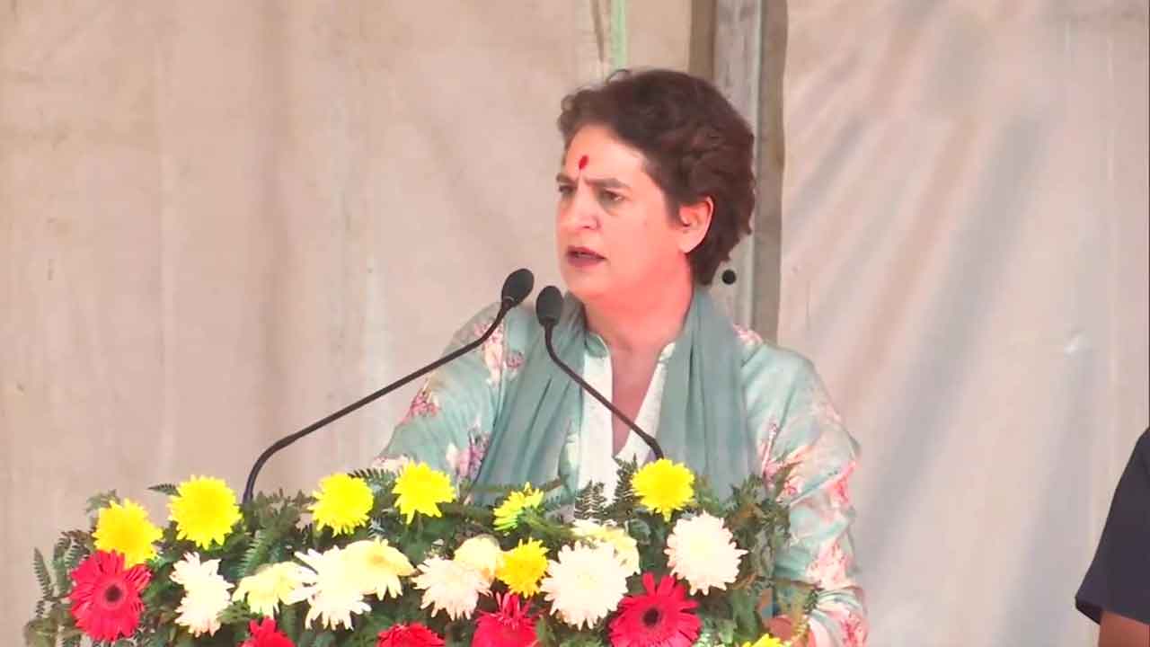 పెన్ష‌న్‌లు స‌రిగా ఇవ్వ‌రుగానీ బ‌డా వ్యాపారుల‌కు రుణ మాఫీలా..?: ప్రియాంకాగాంధీ