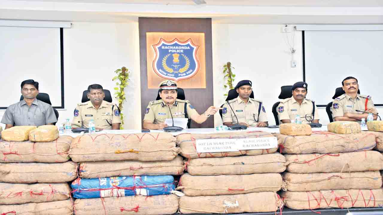 కొబ్బరి బోండాల మాటున గంజాయి