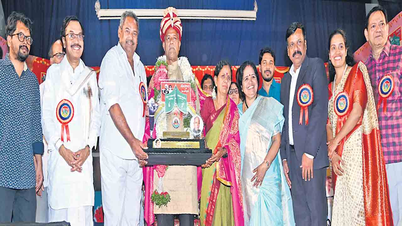 అందెశ్రీకి సుద్దాల హనుమంతు పురస్కారం ప్రదానం