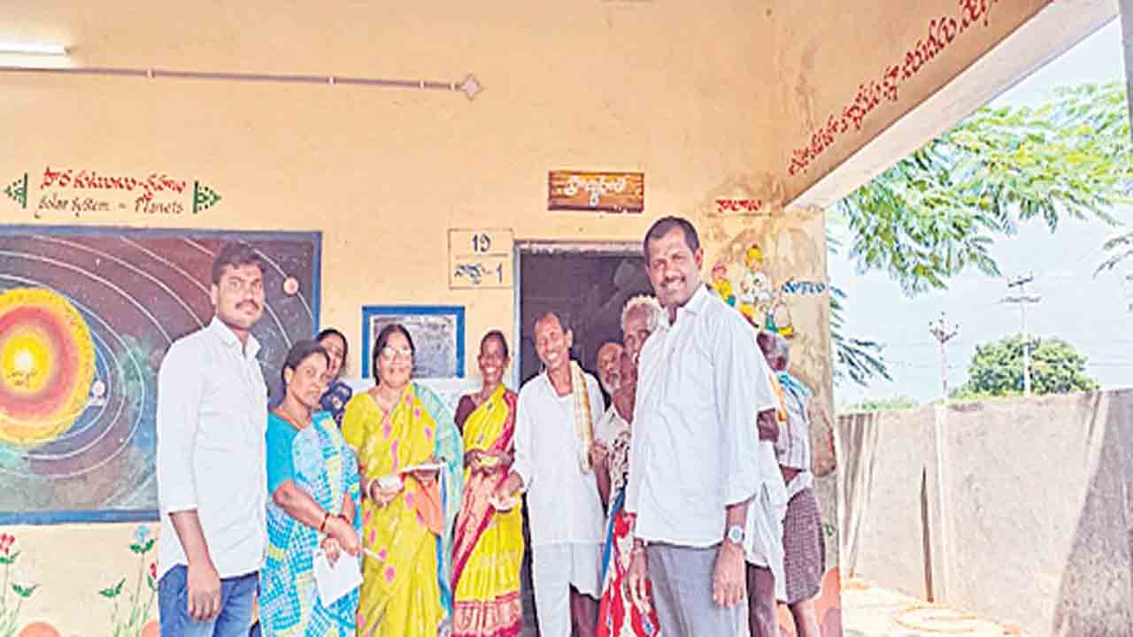 కొత్త లబ్ధిదారులకు ఆసరా డబ్బుల పంపిణీ