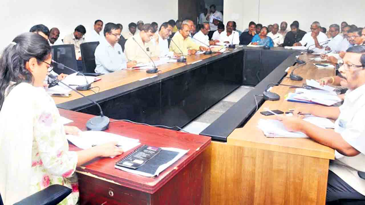 పోడు భూముల వివరాలు ఎప్పటికప్పుడు మొబైల్‌ యాప్‌లో పొందుపర్చాలి