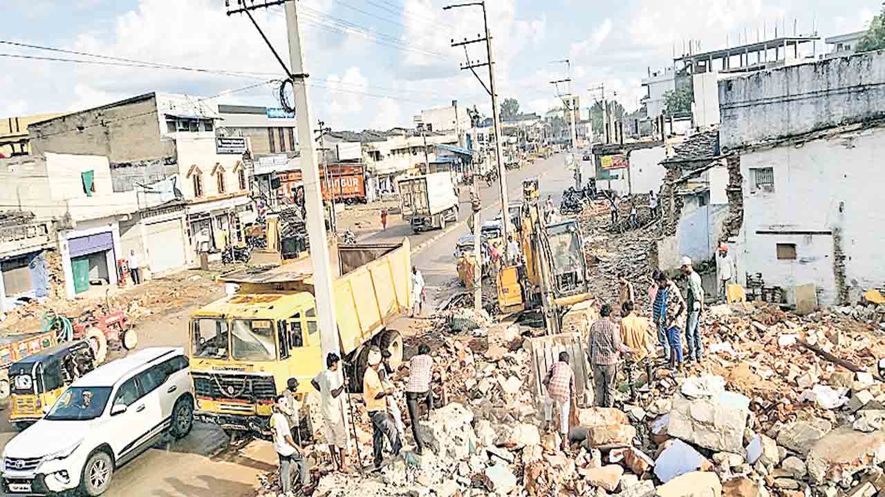 చకచకా రోడ్డు విస్తరణ పనులు