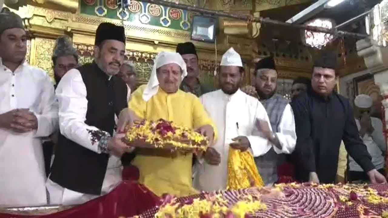 RSS leader @ Dargah | నిజాముద్దీన్‌ దర్గాలో చాదర్‌ కప్పిన ఆర్‌ఎస్‌ఎస్‌ నేత