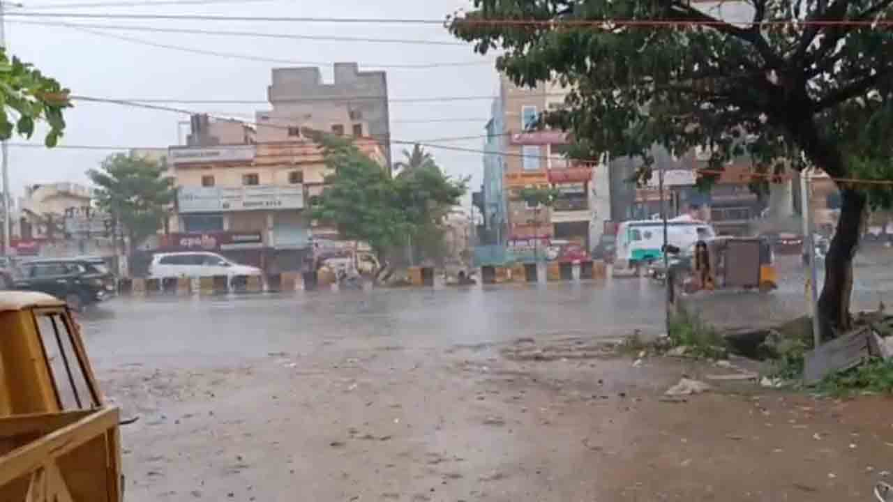 హైదరాబాద్లో ఎడతెరిపి లేకుండా వర్షం