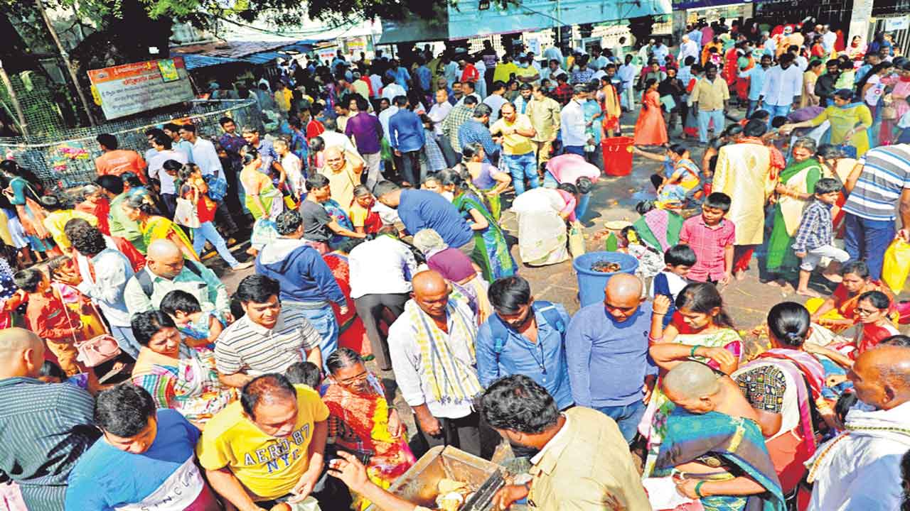 కిక్కిరిసిన వేములవాడ