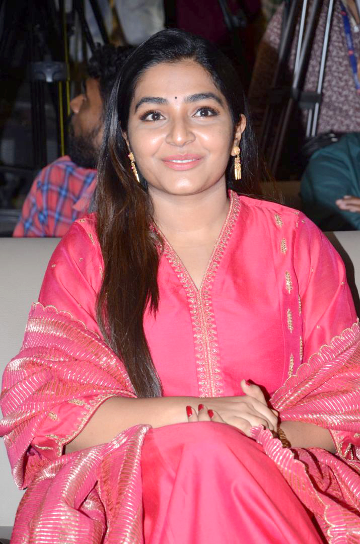 Rajisha Vijayan - First Onam on set. 😍😄😄 #setileonam #onapudava #sadya😋  #favattire | Facebook