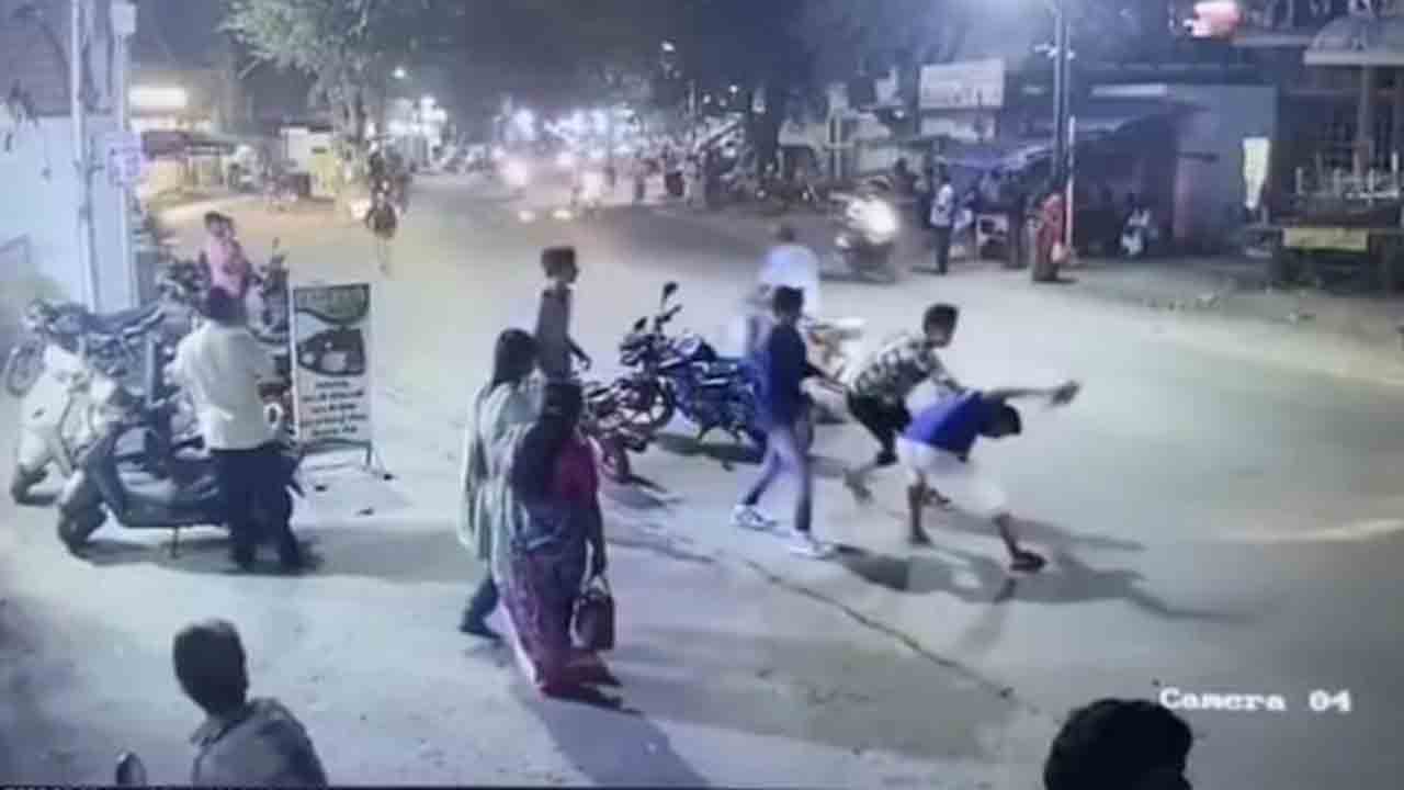 ర్యాష్‌ డ్రైవింగ్‌పై నిలదీసినందుకు… పోలీస్‌ కానిస్టేబుల్‌పై ఐదుగురు దాడి