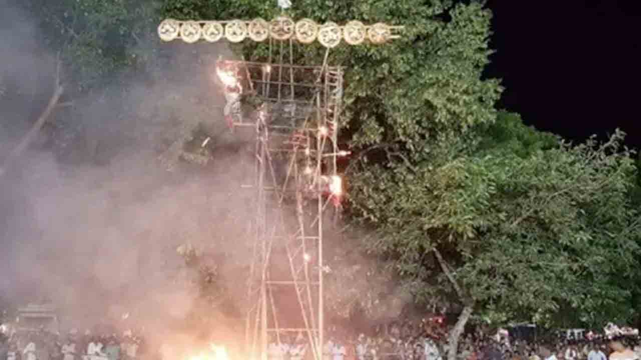 రావణుడి 10 తలలు తగలబడలేదని.. క్లర్క్ సస్పెండ్