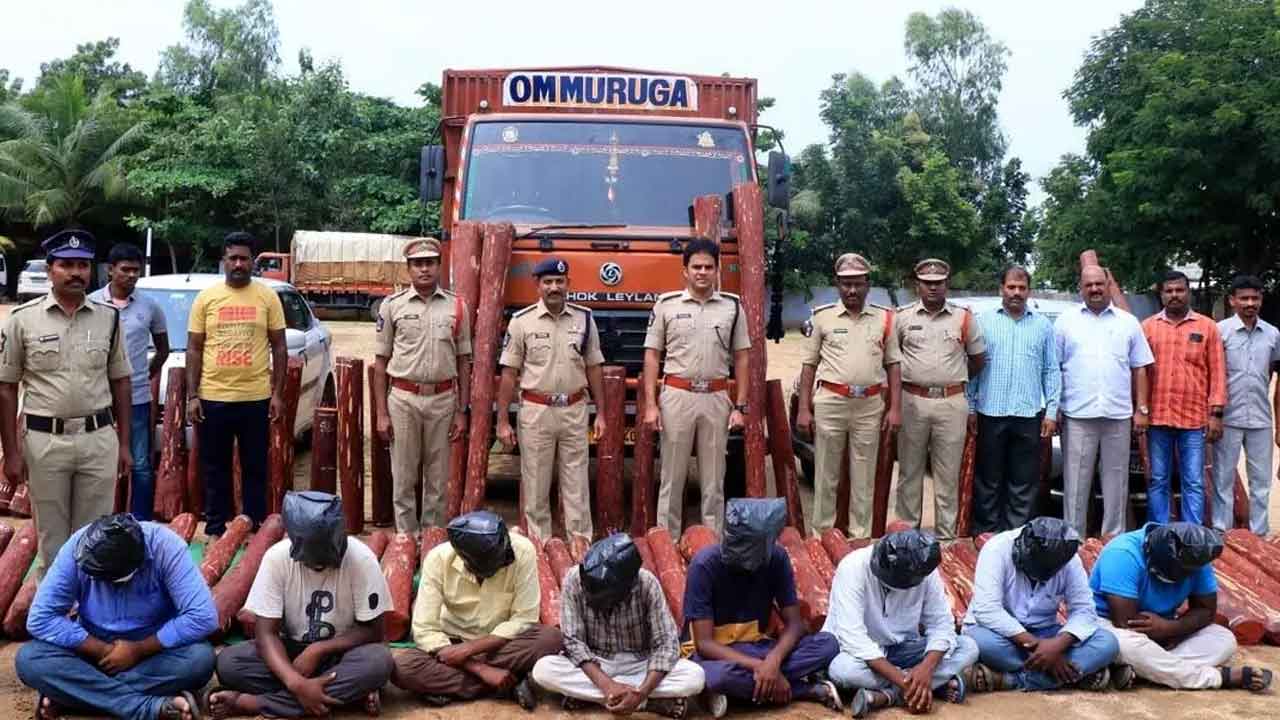 8 మంది ఎర్ర చందనం స్మగ్లర్లు అరెస్ట్‌.. రూ.1.22 కోట్ల విలువైన దుంగలు స్వాధీనం