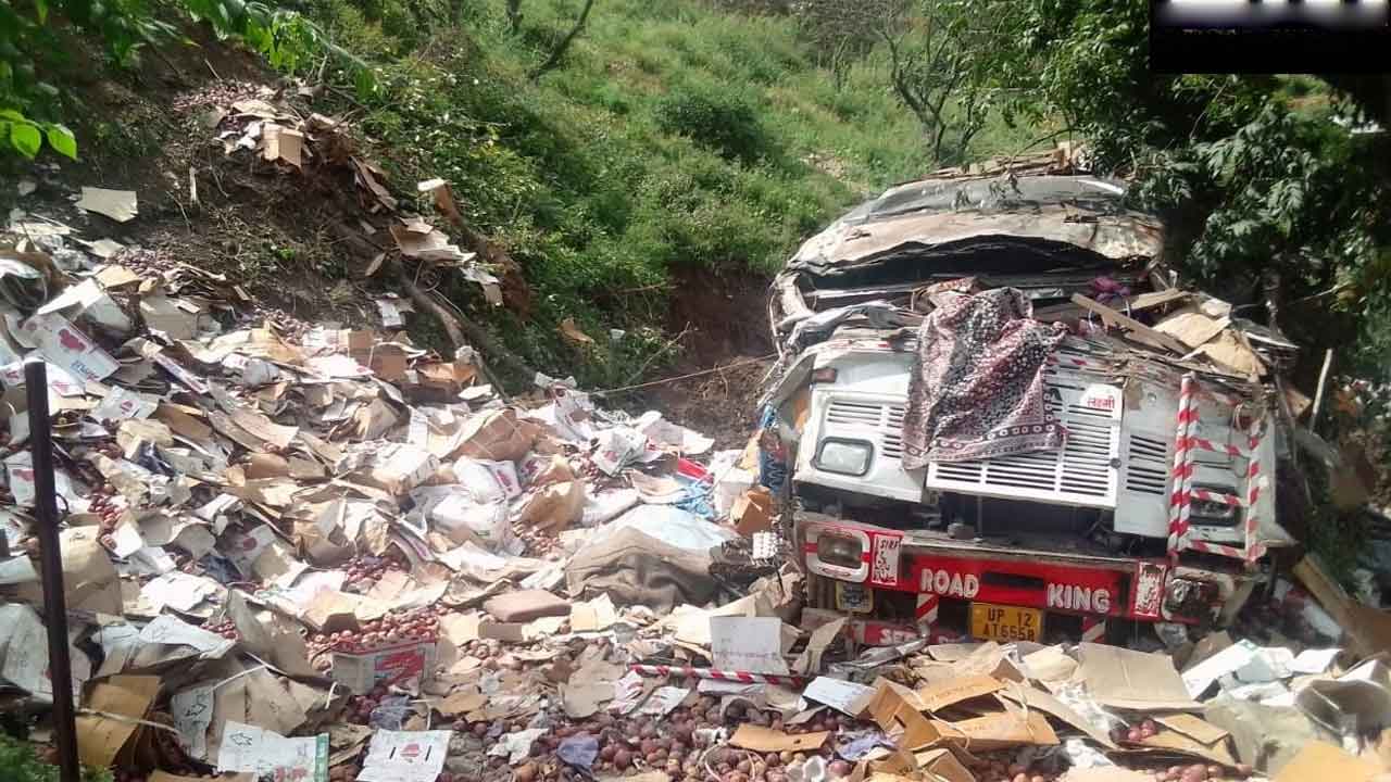 యాపిల్ లోడుతో వెళ్తూ లోయ‌లోప‌డ్డ లారీ.. డ్రైవ‌ర్ దుర్మ‌ర‌ణం