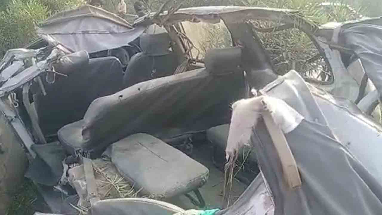 స్తంభాన్ని ఢీకొట్టి బోల్తాపడ్డ కారు.. ఐదుగురు దుర్మరణం