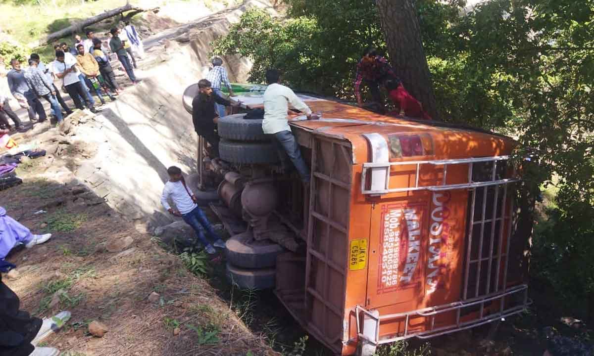 అదుపుత‌ప్పి లోయ‌లోప‌డ్డ‌ బ‌స్సు.. 64 మందికి గాయాలు