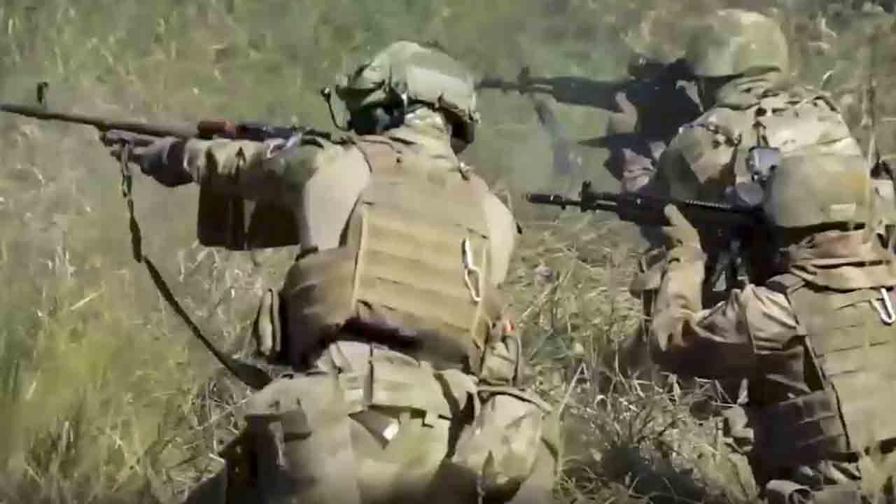 రష్యా సైనిక శిబిరంపై కాల్పులు.. 11 మంది మృతి