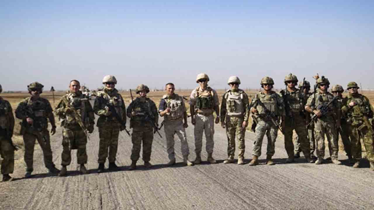 కలిసి ఫొటోలు దిగిన అమెరికా, రష్యా సైనికులు… ఎక్కడంటే?