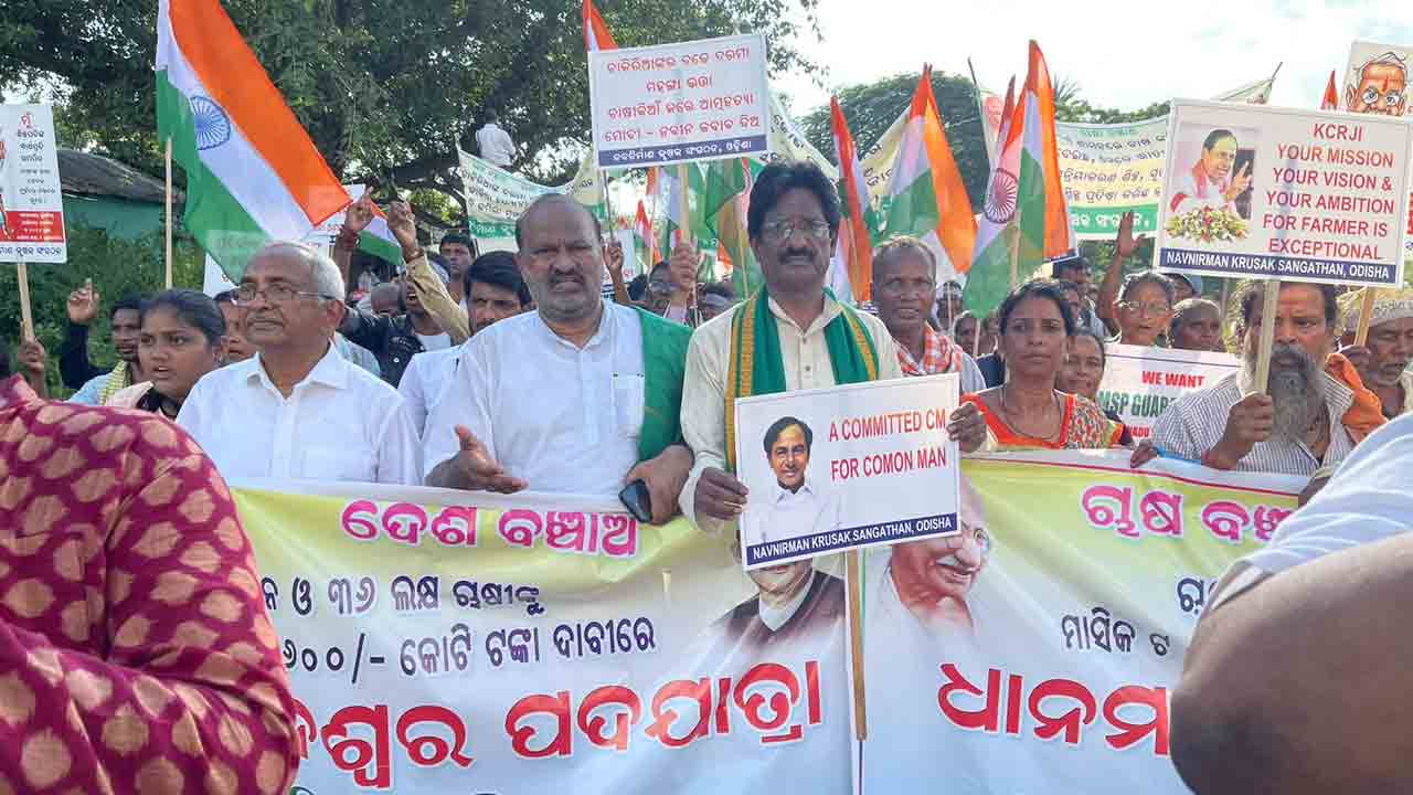 రైతుబంధు అమ‌లు చేయండి.. ఒడిశాలో 10 వేల మంది రైతుల పాద‌యాత్ర‌