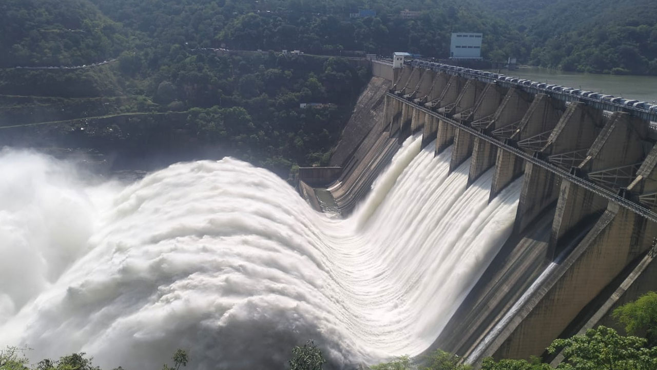 Srisailam | శ్రీశైలానికి కొనసాగుతున్న వరద