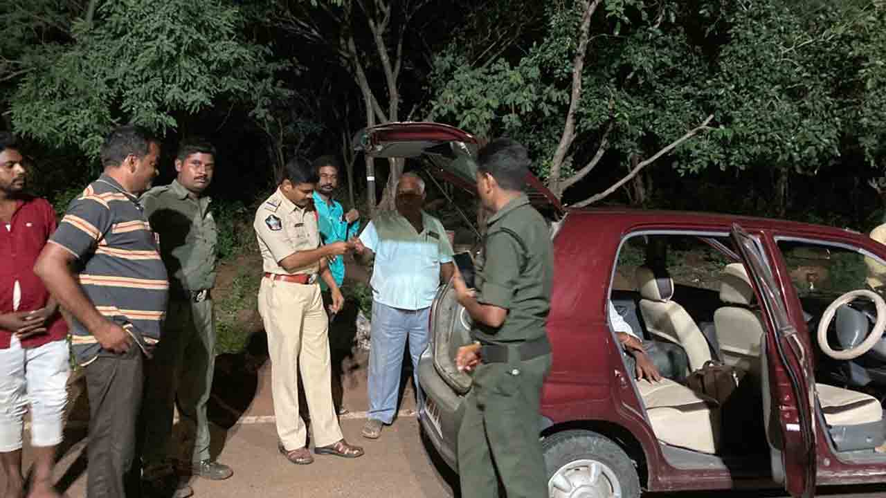 Srisailam | క్షేత్ర పవిత్రత కాపాడండి.. భక్తులకు శ్రీశైలం ఎస్సై హితవు