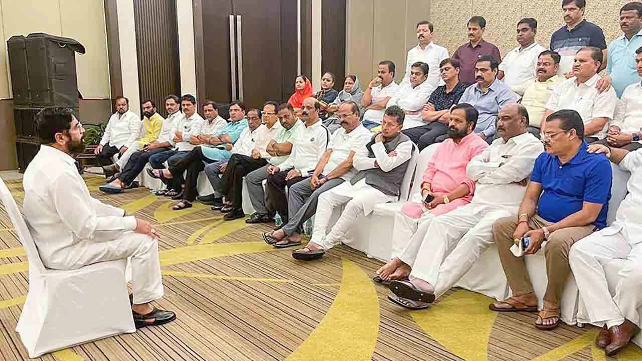 షిండే వర్గంలో అసంతృప్తి.. 22 మంది ఎమ్మెల్యేలు త్వరలో జంప్‌!