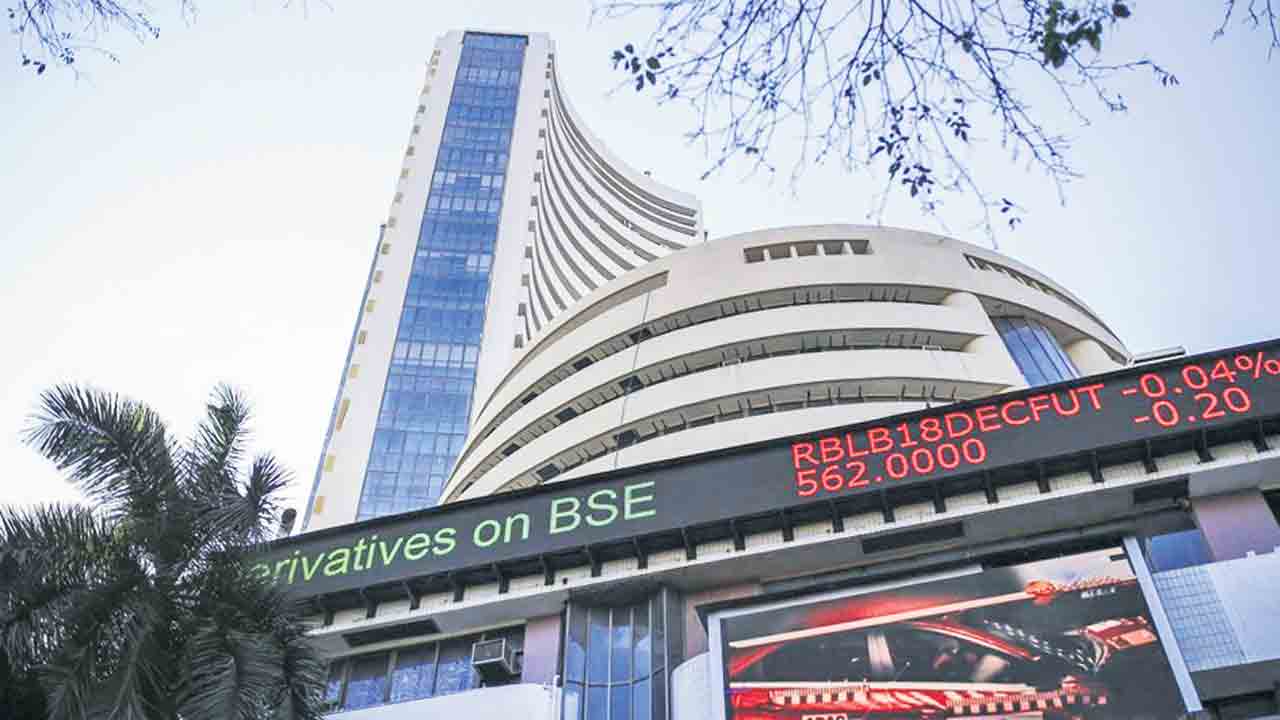 స్టాక్‌ మార్కెట్లలో ఊగిసలాట.. లాభాల్లో ముగిసిన సెన్సెక్స్‌.. నష్టాల్లో నిఫ్టీ..!