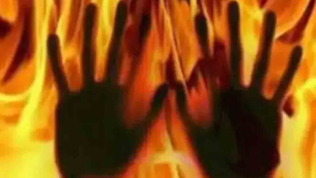 క్లాస్‌లో స్కూల్‌ డ్రెస్‌ విప్పించిన టీచర్‌… నిప్పంటించుకుని విద్యార్థిని ఆత్మహత్యా యత్నం