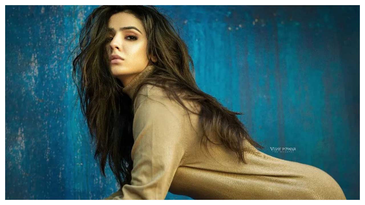 Sidhika Sharma | కంటి చూపుతో చంపేస్తున్న సిద్ధికా శర్మ..