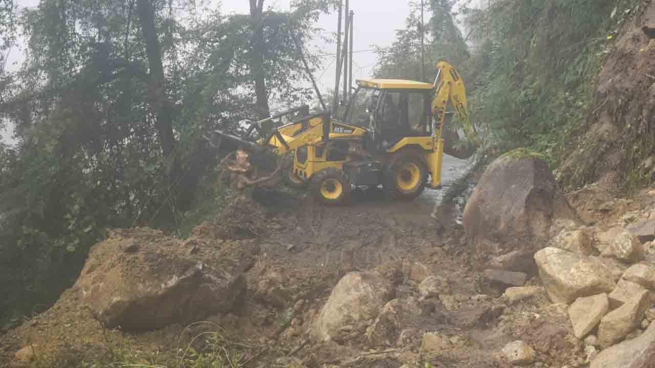 విరిగిపడ్డ కొండచరియలు.. చిక్కుకుపోయిన 550 మంది