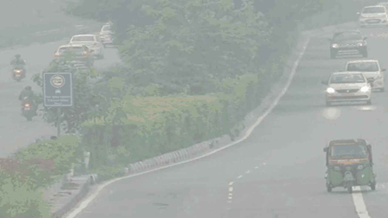 Delhi smog | ఢిల్లీని కమ్మేసిన పొగమంచు.. దీపావళికి ముందు దిగజారిన పరిస్థితి