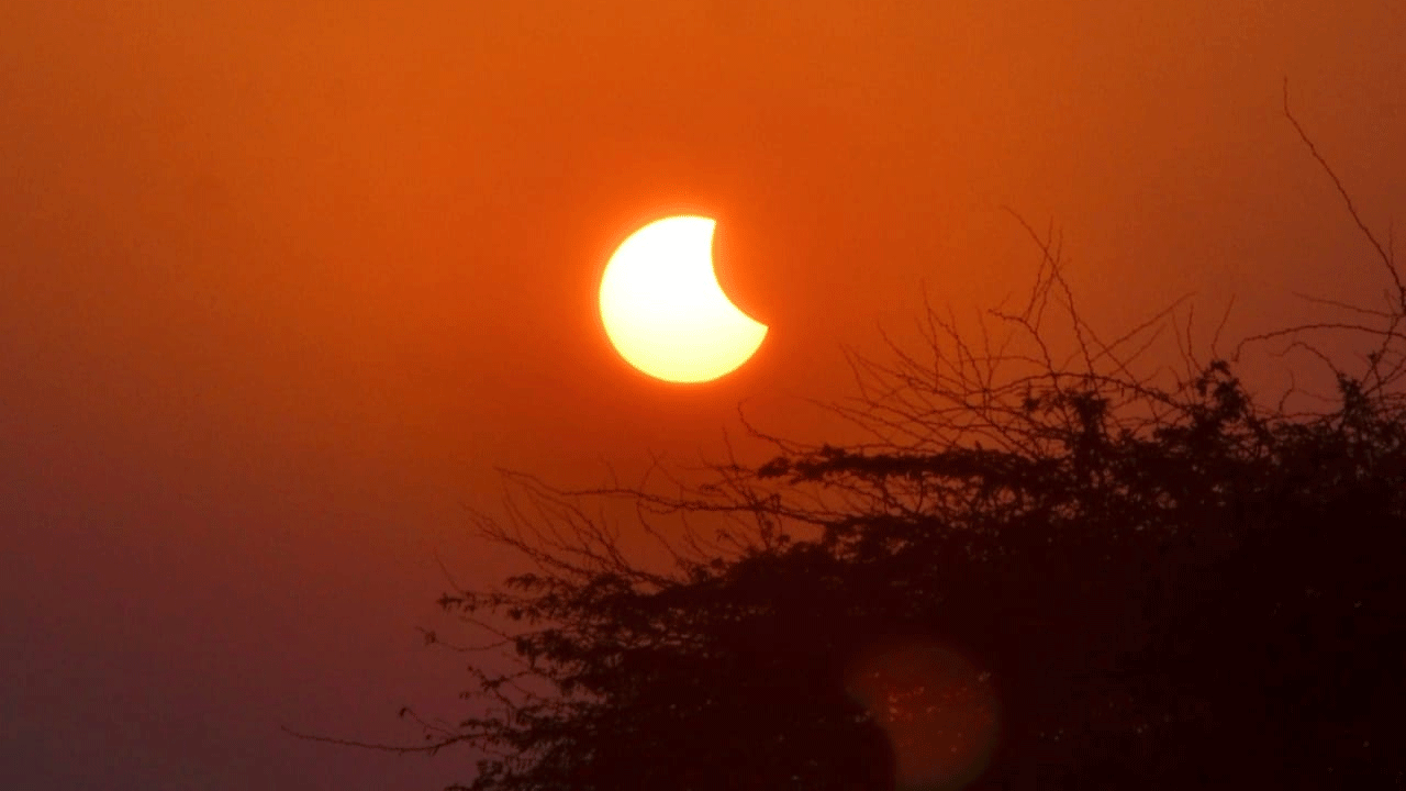 వినువీధిలో కనువిందు చేసిన సూర్యగ్రహణం.. పోటీపడి వీక్షించిన జనం