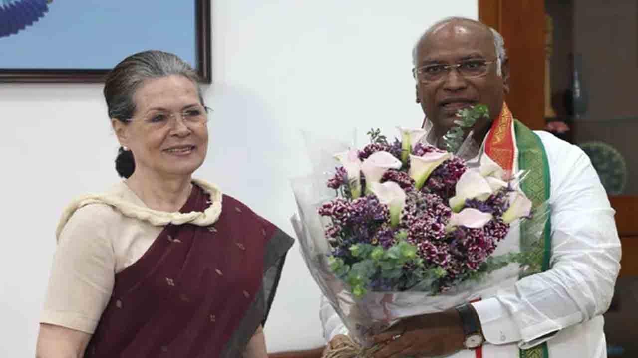 ఖర్గే ఇంటికి వెళ్లి అభినందించిన సోనియా… దీనికి ముందు హైడ్రామా