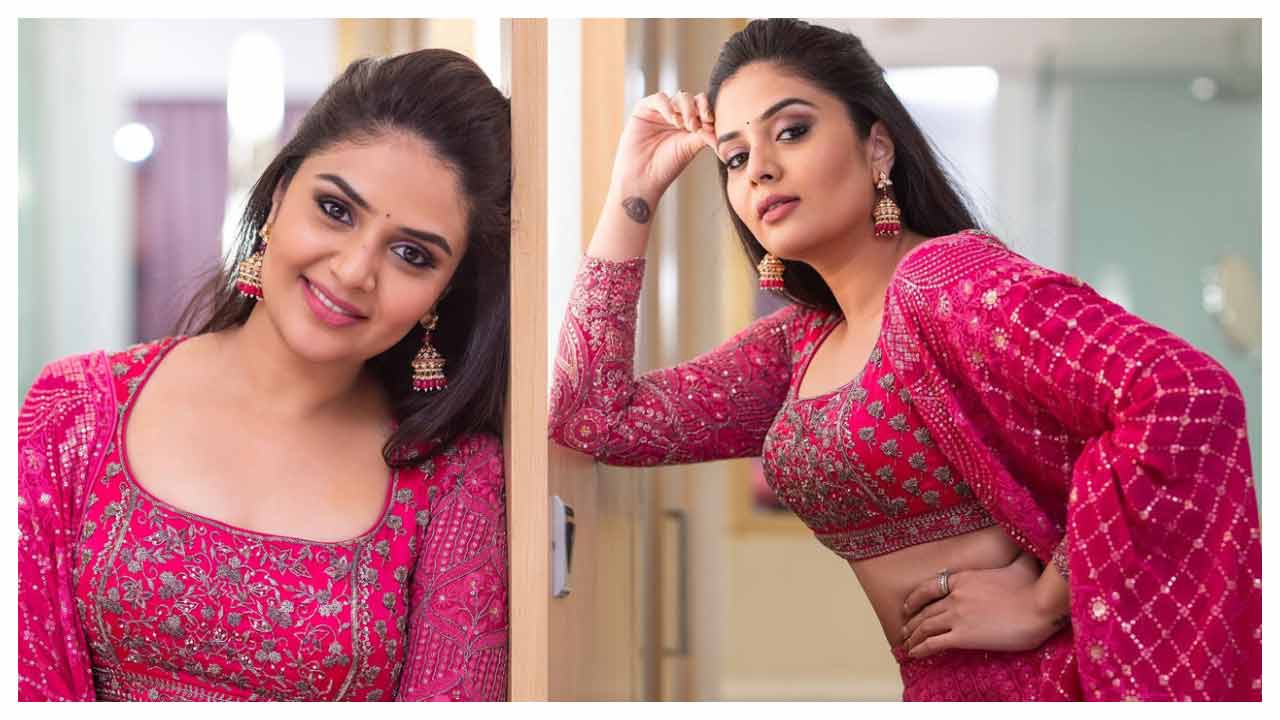 Sreemukhi | పిక్ క‌ల‌ర్ డ్రెస్‌లో క‌వ్విస్తున్న శ్రీ‌ముఖి..