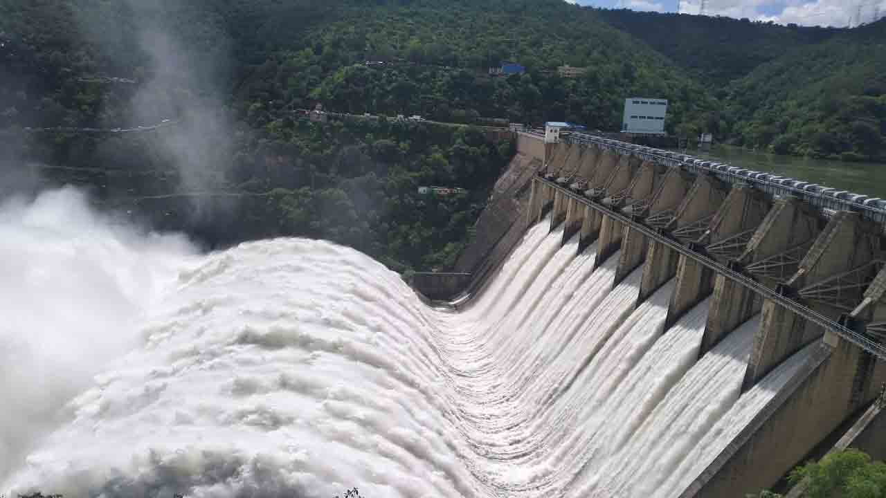 శ్రీశైలం జలాశయానికి పెరుగుతున్న వరద