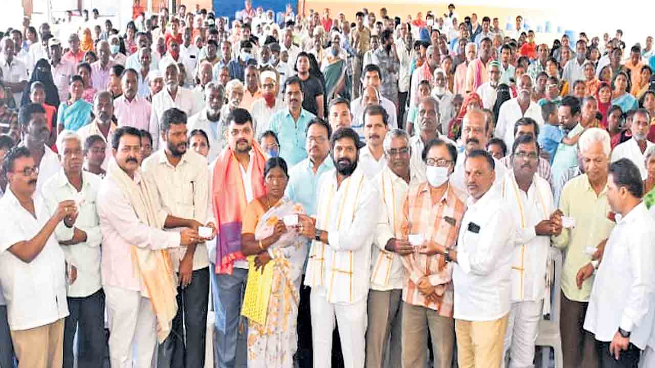 పింఛన్లతో వృద్ధుల మోములో ఆనందం