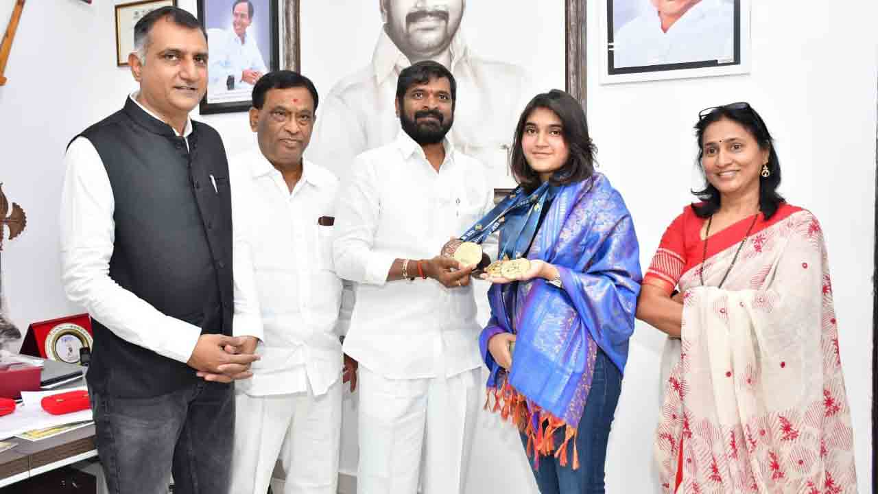 ఇషా సింగ్‌కు మంత్రి అభినందన