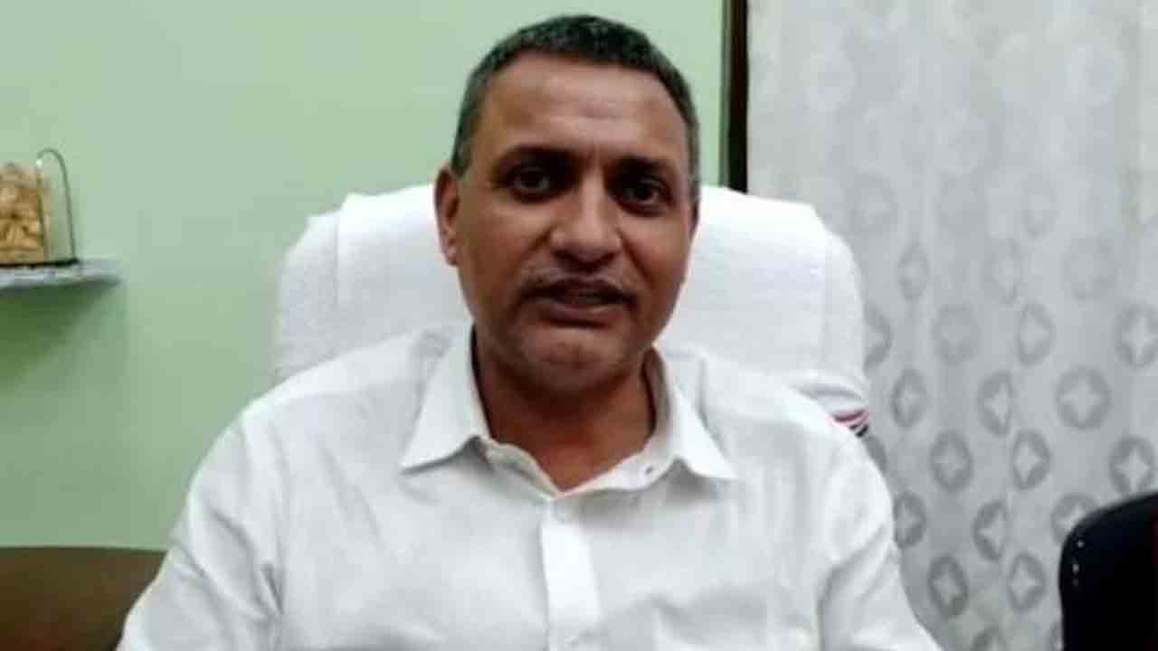 సొంత ప్రభుత్వాన్ని విమర్శించిన మంత్రి రాజీనామా