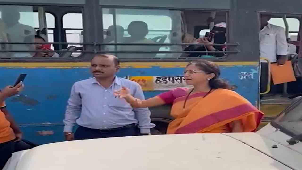 Watch: ట్రాఫిక్‌ జామ్‌లో చిక్కుకున్న సుప్రియా… కారు దిగి ఏం చేశారంటే?