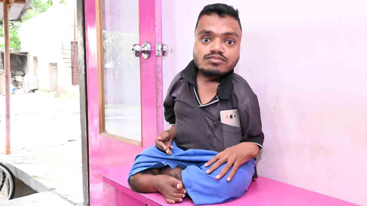 తెలంగాణకు కేసీఆర్‌ ఏం చేసిండో.. స్వామిని అడిగితే చెప్పడా!