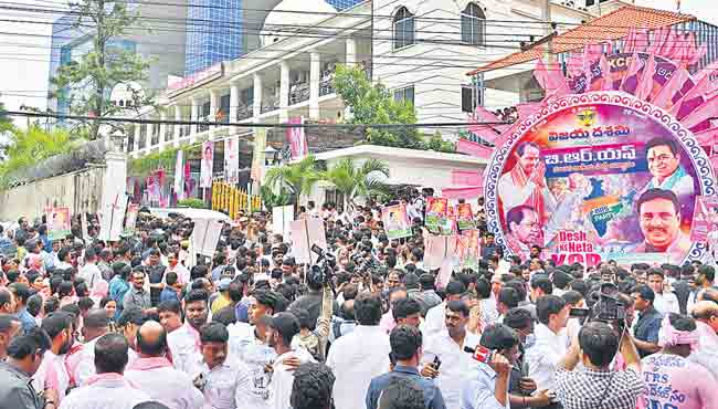 ఉద్వేగం.. ఉత్సాహం.. తెలంగాణ భవన్‌లో సందడే సందడి