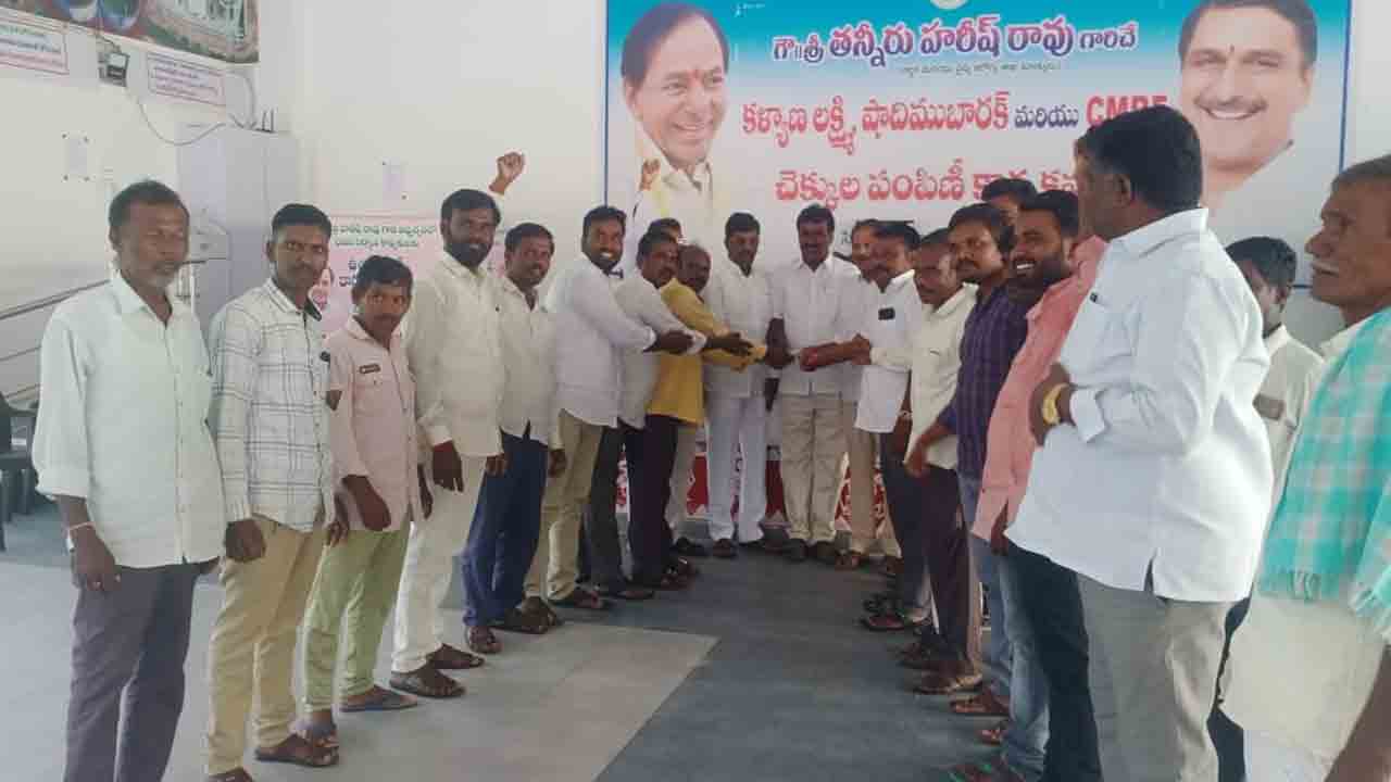 బీఆర్‌ఎస్‌కు కుల సంఘాల విరాళం