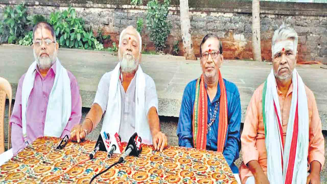 కేసీఆర్‌కు బ్రాహ్మణ సంఘాల సంఘీభావం