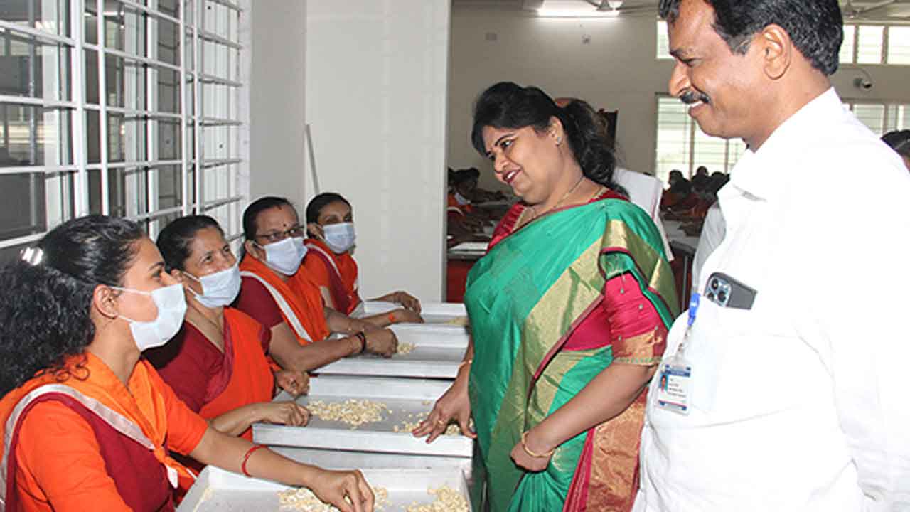 TTD News | శ్రీవారి సేవకు లండన్‌ నుంచి వచ్చిన యువతి