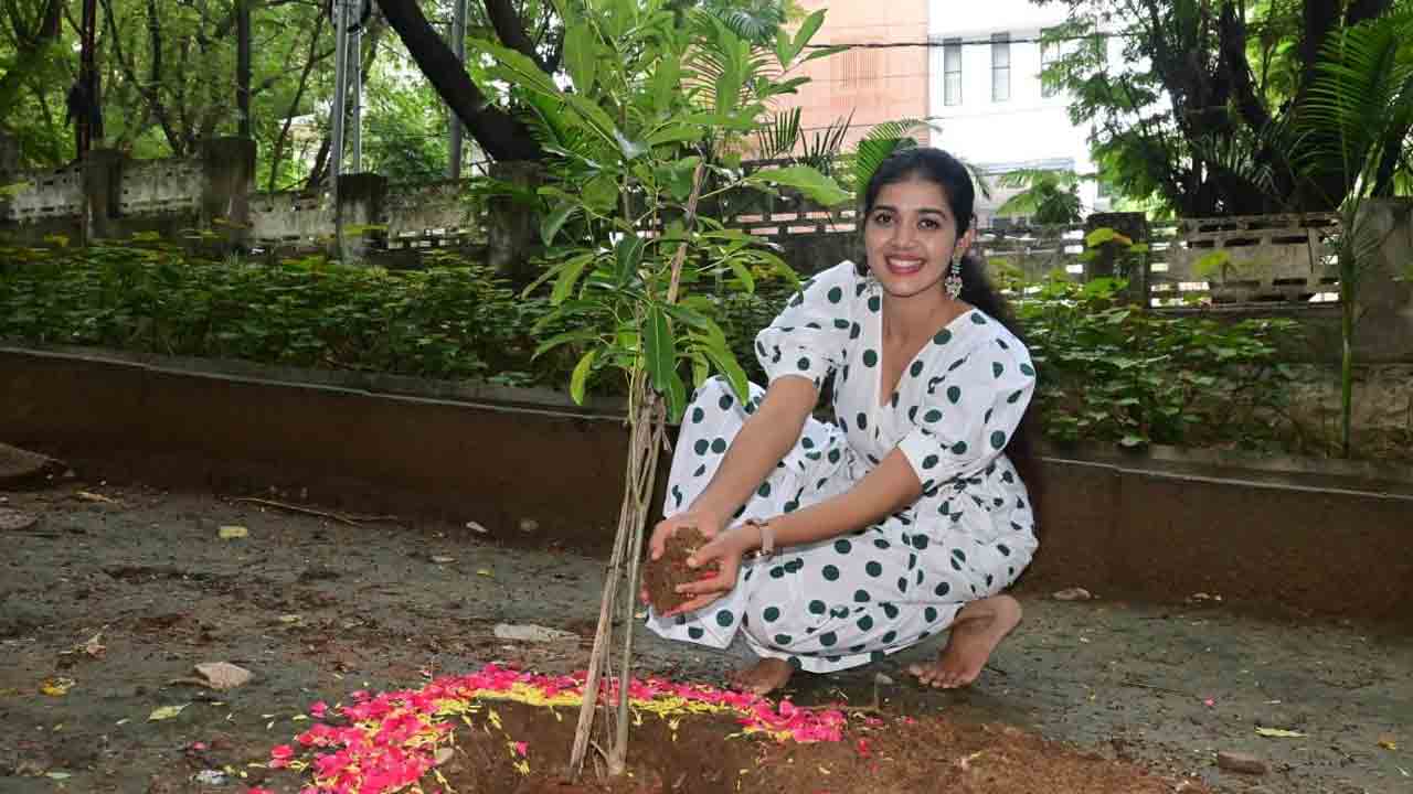 గ్రీన్‌ ఇండియా చాలెంజ్‌లో తేజస్విని మనోజ్ఞ