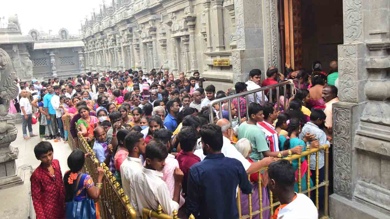 ధర్మదర్శనానికి ఆరు గంటలు