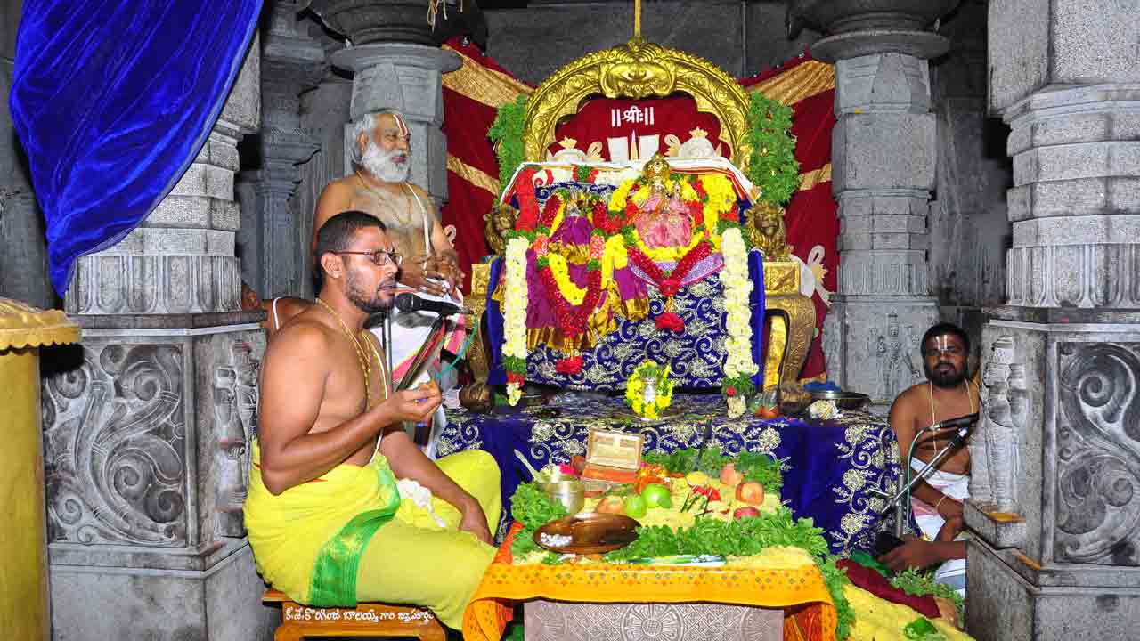 వైభవంగా తిరువీధి సేవ