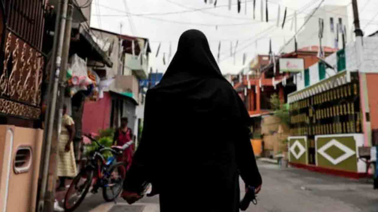 బురఖా ధరించి తిరుగుతున్న పూజారి… పట్టుకుని పోలీసులకు అప్పగించిన స్థానికులు